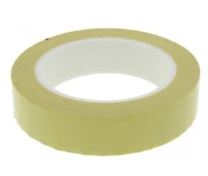 Transparentna pakirna traka dimenzija 25 mm x 66 m idealna je za sigurno zatvaranje i pakiranje kutija. Zahvaljujući snažnom ljepilu osigurava pouzdano prianjanje na karton i druge površine, a lako i tiho odmotavanje omogućuje brzo i uredno pakiranje. Pogodna za skladišta, urede i svakodnevnu upotrebu.